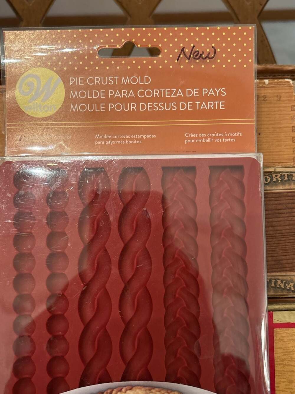 Wilton Silicone Pie Crust Mold Size 7.5 In Long Red 2103-4358 New